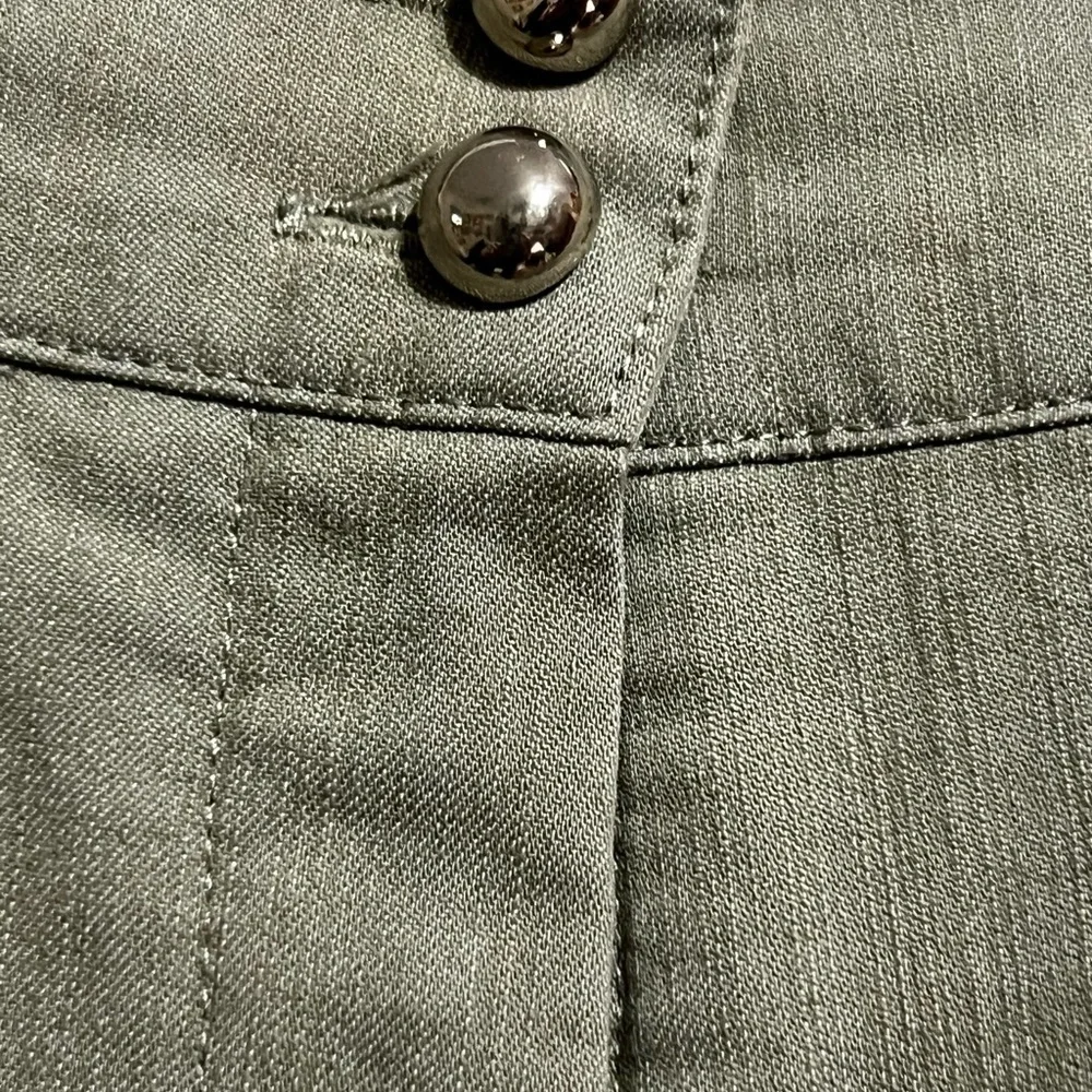 Anne Weyburn Willow Green Khaki Crop Pants Size Unknown, Maybe Size 4